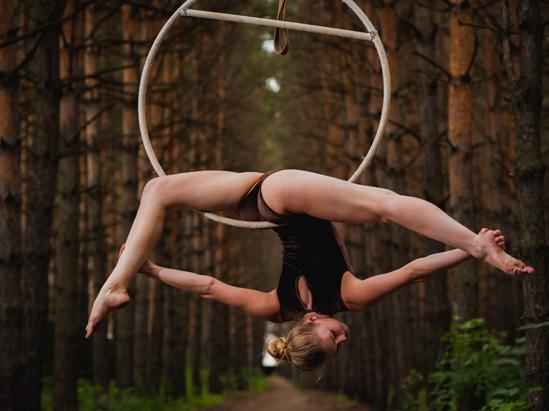 impareranno anche piccole coreografie e la gestione dello spin (palo in modalità girevole). Il corso di pole dance aiuta ad aumentare la resistenza, la forza e la flessibilità.