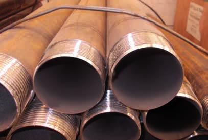 L accoppiamento piastra-palo viene assicurato con saldature e/o bulloni in acciaio ad alta resistenza in classe e numero variabili in funzione del tipo di palo impiegato e del carico assegnato.