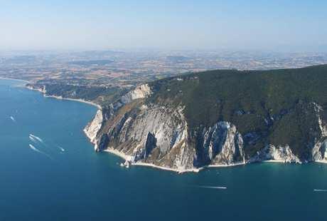 Le depressioni sono territori che sono al di sotto del livello del mare, si trovano in Olanda e vicino al mar Caspio.