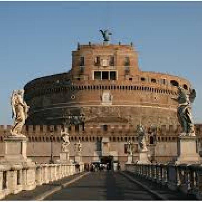 In alternativa, anziché percorrere la Via della Conciliazione, consigliamo di attraversare l'antico Borgo Vittorio, la zona che costeggia Via della Conciliazione (guardando Piazza San Pietro, a