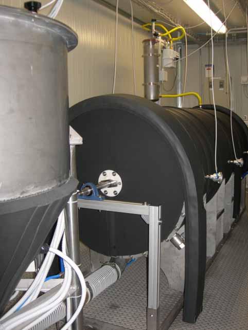 Il reattore 1. La biomassa,dopo il pretrattamento all interno della tramoggia, viene introdotta nel reattore mediante delle pompe dosatrici 7 REATTORE DEL TIPO PLUG-FLOW ORIZZONTALE 3.