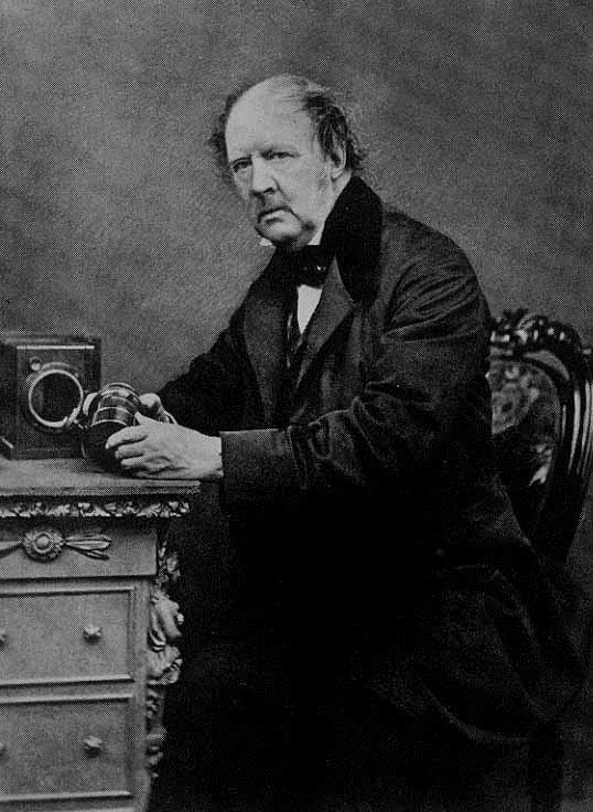 1840: NASCITA DELLA CALOTIPIA Wiliam Henry Fox Talbot In Italia i primi esperimenti di fotografia sono condotti da Enrico Federico Jest e da Antonio Rasetti nell ottobre del 1839 con un macchinario