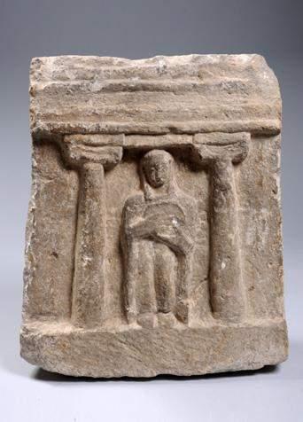 Stele punica con suonatrice di tamburello IV-III secolo a.c. Riolite grigia a feldspati (liparite) h cm 37; largh. cm 31; spess.