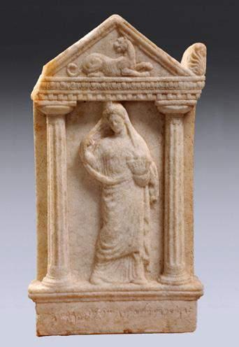 Stele punica con donna offerente III secolo a.c. Marmo pario h 38 cm; largh. cm 18; spess.