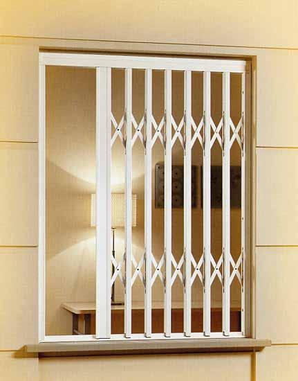 Modello ESTENSIBILE La grata ha un ingombro di 50 mm e si può installare nei vani luce con persiane o tapparelle Modello Estensibile porte finestre e finestre con