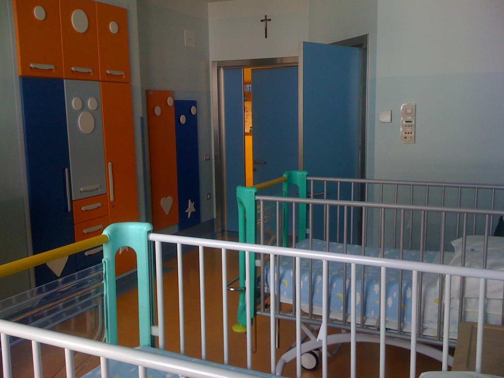 L Unità Operativa comprende: UO di Pediatria Il reparto ha un totale di 7 stanze di degenza, tutte con servizi igienici,aria condizionata e dotate di televisore; tutte con con 2 posti letto per un