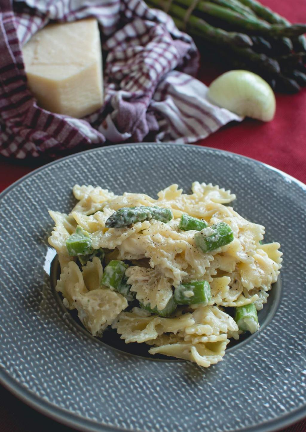 PASTA AGLI ASPARAGI 700g di asparagi verdi sale e pepe parmigiano scalogno panna da cucina Pelate gli asparagi, lavateli ed asciugateli con un panno. Tagliate le estremità e conservate le punte.