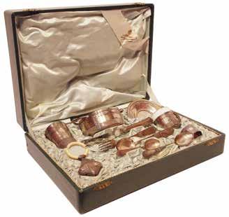 364 Tavolinetto a fagiolo impiallacciato in legno di mogano, un cassetto, quattro gambe mosse raccordate da pianetto inferiore, applicazioni e ringhierina in metallo dorato, piano in marmo.