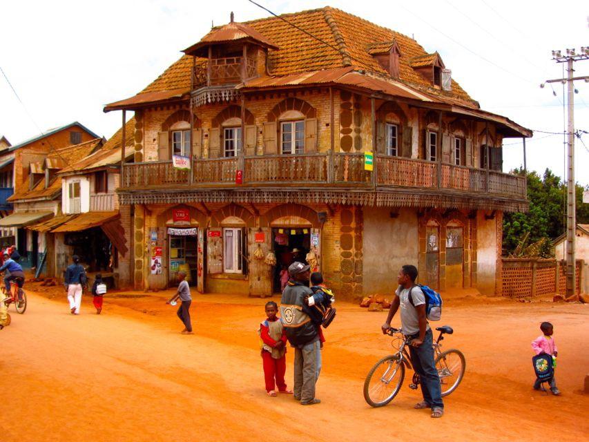 UNDICESIMO GIORNO Visita di Ambalavo, graziosa città ricca di un interessante architettura betsileo, e del Parco Anja, dove si