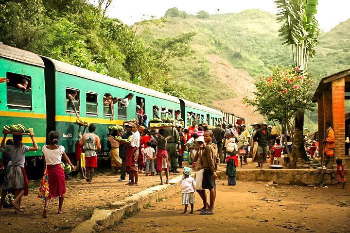 SESTO GIORNO Partenza per Manakara con l unico treno in funzione in tutto il Madagascar, che percorre binari degli anni '30 attraversando