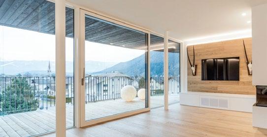 Porte scorrevoli Le porte alzanti scorrevoli di Südtirol Fenster coniugano tutti i pregi della più avanzata tecnologia per finestre al design