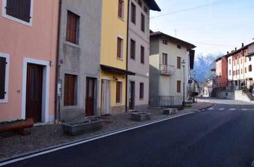 Dopo una decina di metri si può proseguire Piazzetta Umberto I- su marciapiede del lato sinistro che presenta larghezza irregolare a causa degli edifici preesistenti (Foto 48); il fondo è omogeneo e