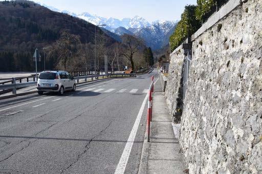 L attraversamento pedonale successivo (Foto 53) avviene nelle medesime condizioni rispetto al precedente: strisce bianche, fondo in asfalto regolare ed omogeneo e termina sul lato destro in