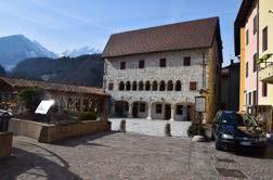 In cima alla gradinata si trova una piazza (Foto 65) con il palazzo Mocenigo Centi, ex dimora dei Conti Mocenigo ed ora sede dell ufficio turistico (scheda