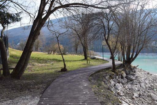 Proseguendo si trova sulla destra un area sporgente sul lago (Foto 73,74), è pavimentata con tavolato ligneo disposto perpendicolarmente al senso di marcia, di larghezza 1,20 m, è dotata su entrambi