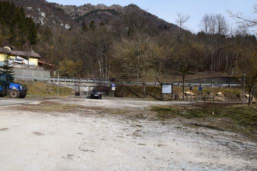 All uscita del parcheggio è necessario percorrere un tratto di circa 10 m, in salita (Foto 6), con pendenza pari al 10%, su asfalto, attraversando l area di parcheggio per i bus, fino a raggiungere