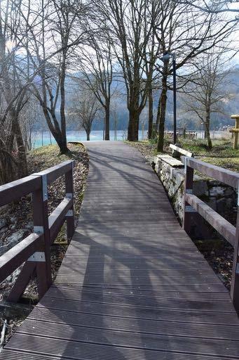 Il percorso prosegue su strada, in assenza di marciapiede, in piano.