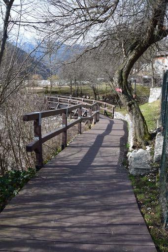 Di seguito si trova un percorso esclusivamente pedonale, di larghezza ampia (superiore ai 3 metri) sulla destra della strada,