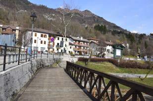 il percorso lungo la sponda del lago sottostante (collegato anche da altre