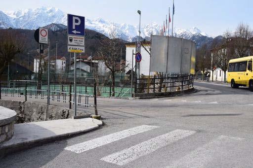 L attraversamento (Foto 15,16) è segnalato con segnaletica orizzontale strisce bianche