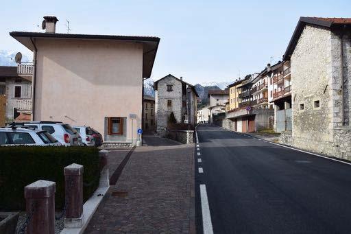 Il parcheggio si trova a destra del tratto in leggera pendenza, in salita, in lastre rettangolari di pietra piasentina che porta all ingresso della sede della Comunità Montana del