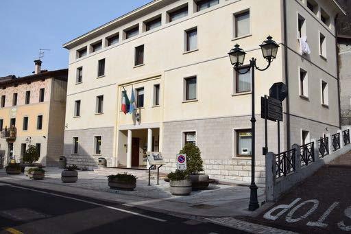 Il municipio (Foto 27) sul lato destro di via Vittorio Emanuele, è accessibile grazie al superamento di tre gradini oppure di una rampa in lastre di pietra di pendenza pari al 5%, larghezza 1,25 m e