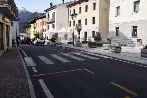 L attraversamento pedonale (Foto 28) di via Vittorio Veneto (SR251) avviene in sicurezza, in piano, con segnaletica orizzontale eraccordato con il piano stradale.