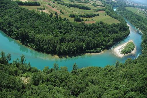 Il fume color smeraldo nutre i vigneti da cui nascono I Fiori del Borgo Le piene del fume Isonzo alimentavano i terreni alluvionali della sua valle.