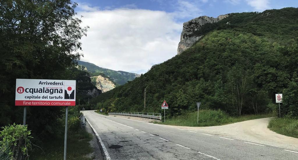 Dopo 40 km circa, si abbandona la superstrada al secondo svincolo di Acqualagna e si prosegue in direzione Piobbico, Apecchio, Città di Castello.