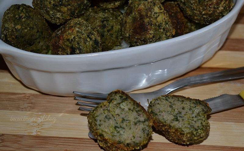 POLPETTINE AL FORNO, CON CARNE E SPINACI Ingredienti:per 15 polpette 200 g di carne macinata, 300 g di spinaci o bietole cotte a vapore, 1-2 uova, 1/2 cipolla, 100 g di grana grattugiato, 50 g di