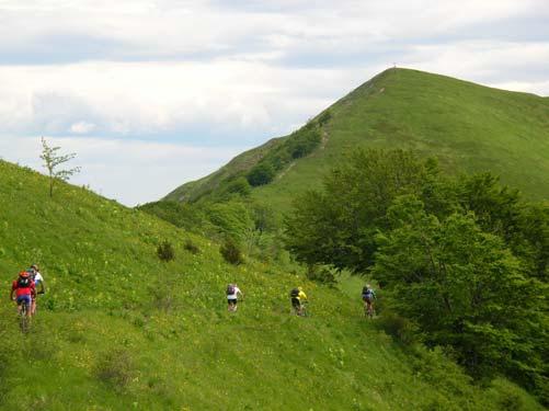 destra che scende così ad una selletta (1555 m) e,superiamo le pendici del Monte Carmo (vedi foto) fino al