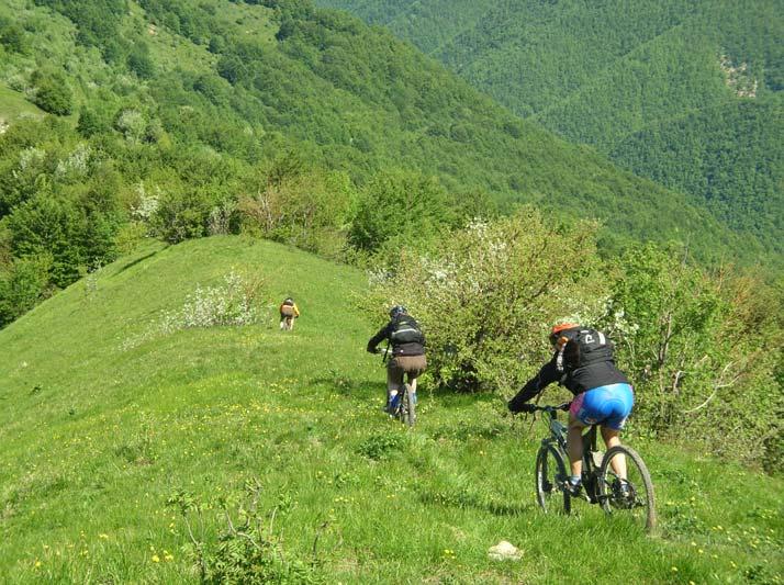 I prati ci indicano che siamo vicini al Monte Antola e passata una selletta con la bici al fianco, si comincia ad intravedere la Croce sulla sua vetta (foto 13) e tenendo la sinistra della