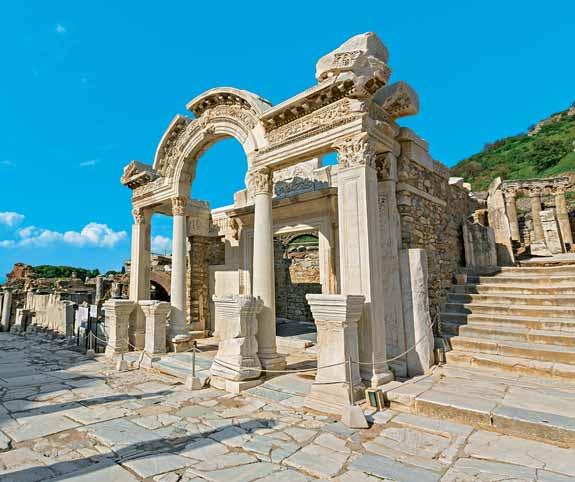Giornata dedicata alla visita guidata della città: passando dal Corno d Oro, panoramica delle mura bizantine e dell antico quartiere di Eyup.