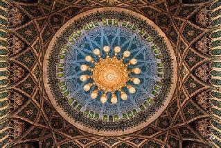 architettura moderna, unendo armoniosamente in un solo edificio diverse correnti artistiche del mondo islamico, dal Maghreb all Asia Centrale.