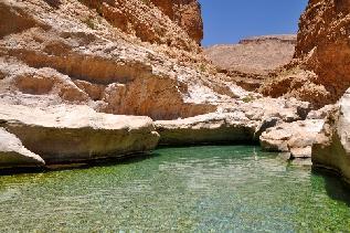 Partenza per Wadi Bani Khalid, una spettacolare oasi di palme e piscine naturali incastonata tra le coloratissime formazioni rocciose