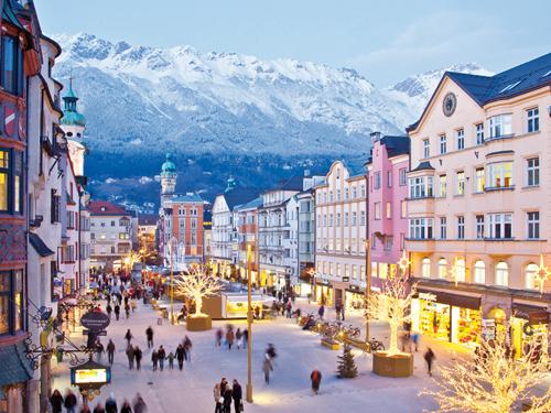 teatrale che ogni giorno mette in scena le favole più famose, assieme all esibizione dei musicisti della Scuola di Musica di Innsbruck. Maria Theresien Strasse. [25.11.2013