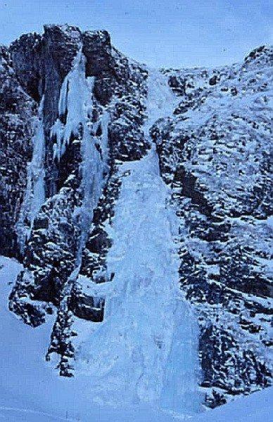 La cascata di destra delle Pisse si presenta in tutta la sua magnificenza a chi risale dal