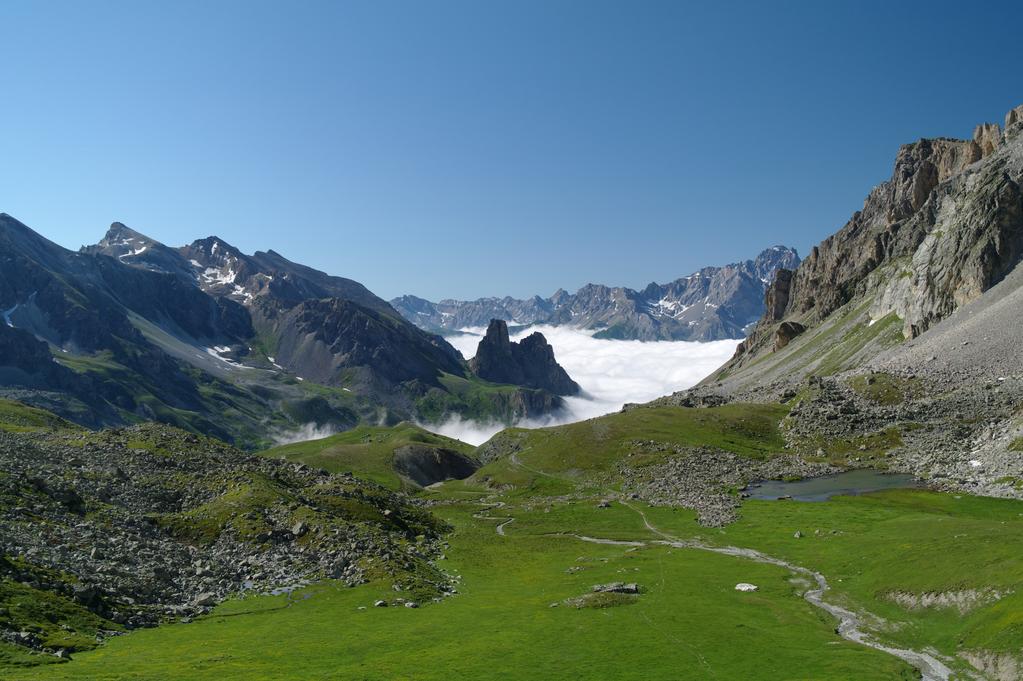 A SCUOLA DI MONTAGNA IN VALLE MAIRA La Valle Maira è uno degli angoli più selvatici e autentici delle Alpi occidentali, un vero gioiello caratterizzato da una straordinaria varietà storica e