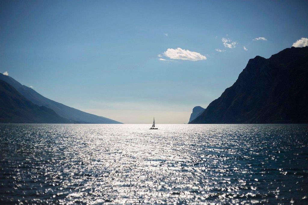 LAGO DI GARDA Uno specchio d acqua Il Lago di Garda è il più grande e più frequentato lago d Italia, vero paradiso per gli amanti delle attività all'aria aperta e dello sport.