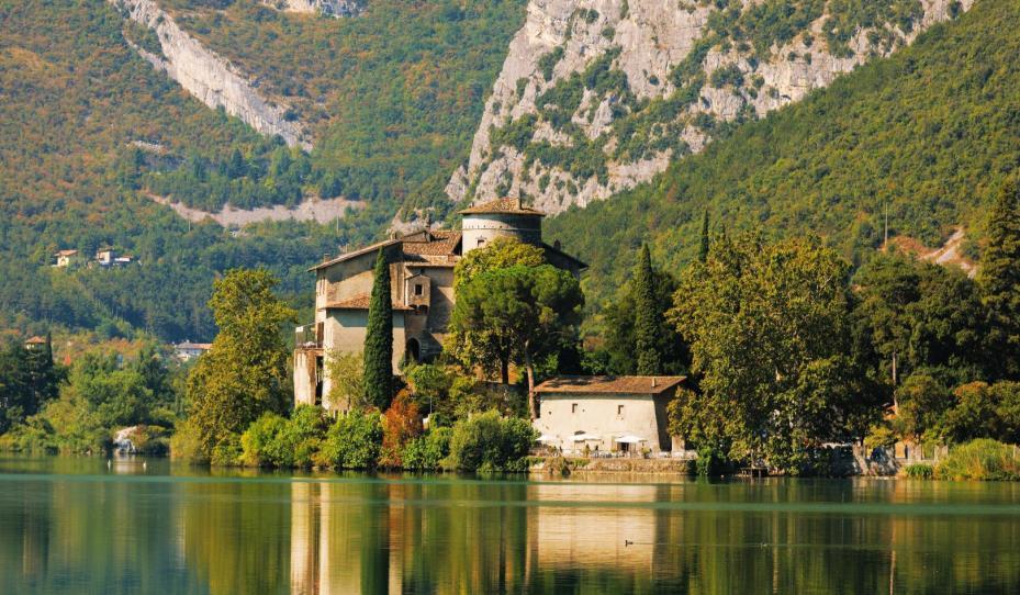 Il centro di Riva del Garda affascina per l arte e le opere d architettura, testimonianze di storia antica e di un passato ricco di arte e cultura.