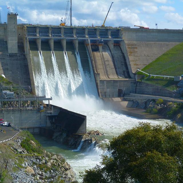 PRODUZIONE DI ENERGIA La produzione di energia dipende da due fattori: la caduta (salto) e la portata d acqua.