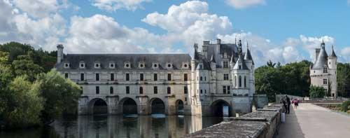 labirinto medievale. I gruppi scultorei che la decorano passano in rassegna la storia della Chiesa, delle arti e delle scienze. Al termine, proseguimento per Tours, arrivo e sistemazione in albergo.