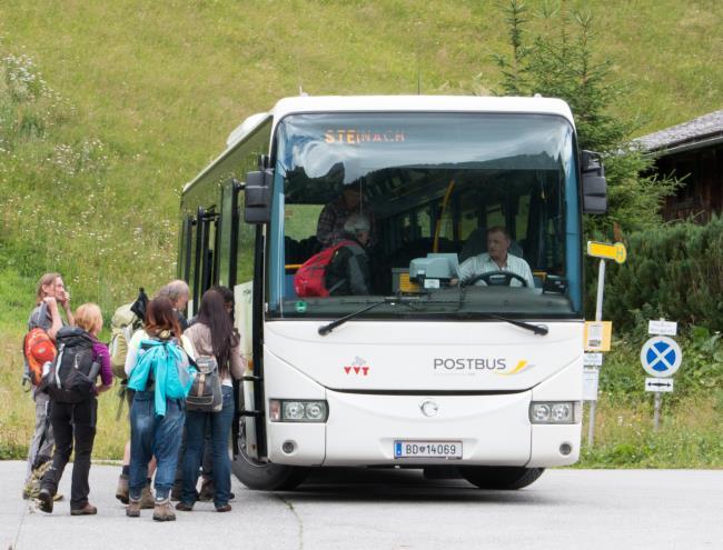 Protocollo Turismo Articolo 13, Traffico e trasporti turistici (1) Le Parti contraenti favoriscono i provvedimenti destinati a ridurre il traffico a motore all'interno delle stazioni