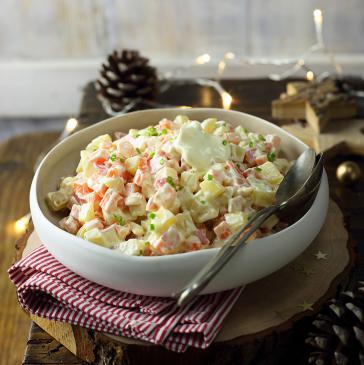 INSALATA RUSSA DI TUBERI E RADICI 200 g carote 300 g patate 200 g barbabietola rosa (o rossa) 160 g bevanda di soia al naturale non dolcificata né aromatizzata 100 g circa olio di semi di girasole