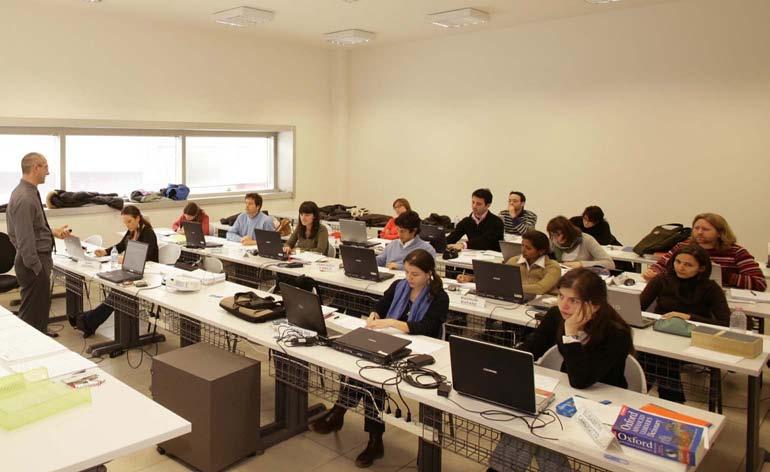 AULA DI FORMAZIONE osti: 24 + 2 (Docenti) Dotazioni: n 2 cattedre, n 24