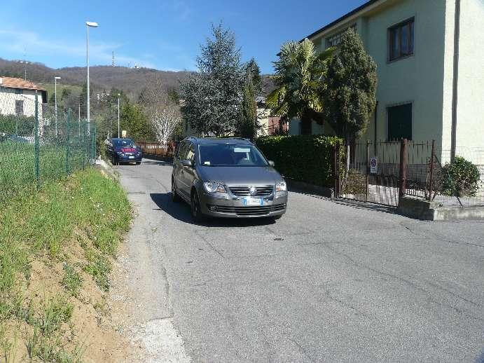 In questo punto la visibilità è scarsa soprattutto attraversando da lato chiesa verso il parco.