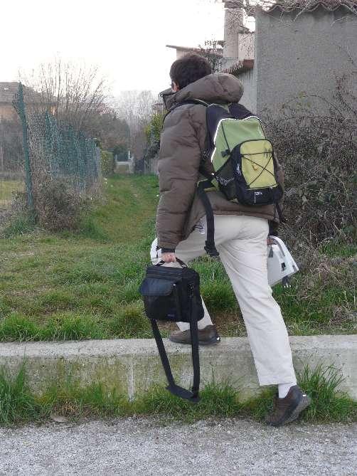 Il sentiero, utilizzato dai bambini della scuola primaria papa Giovanni per trasferirsi al campo di calcio di via