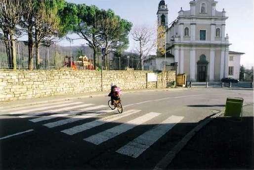 visibilità cieca soprattutto attraversando dal lato tabaccaio al lato chiesa (foto 2), in un tratto in cui le auto,