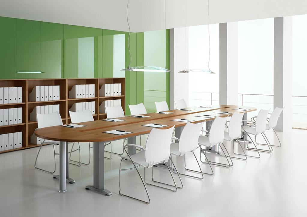 Per aree meeting di grandi dimensioni Startup prevede tavoli riunione modulari, disponibili sia su struttura metallica che su gambe pannellate.