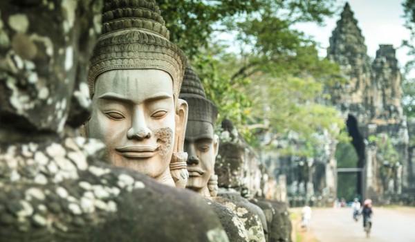Il fulcro della Cambogia è però Angkor Wat: il vasto sito archeologico raggruppato in una pianura alluvionale dominata da una fittissima vegetazione, che in epoche